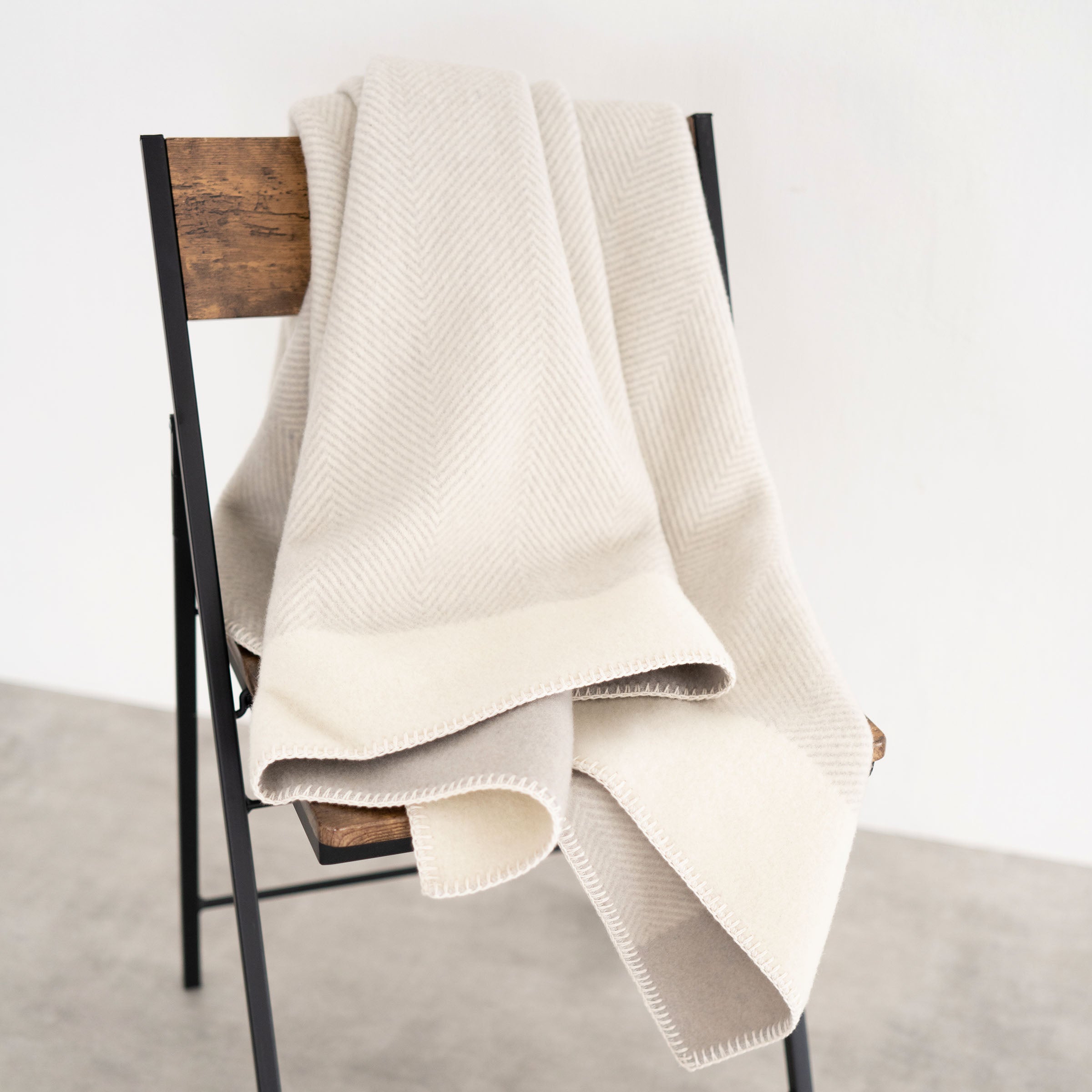 空気を含んだふんわりウール毛布（膝掛サイズ） – Woolly【公式